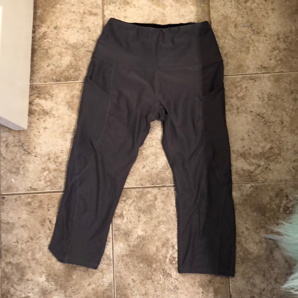 Grey cropped leggings.